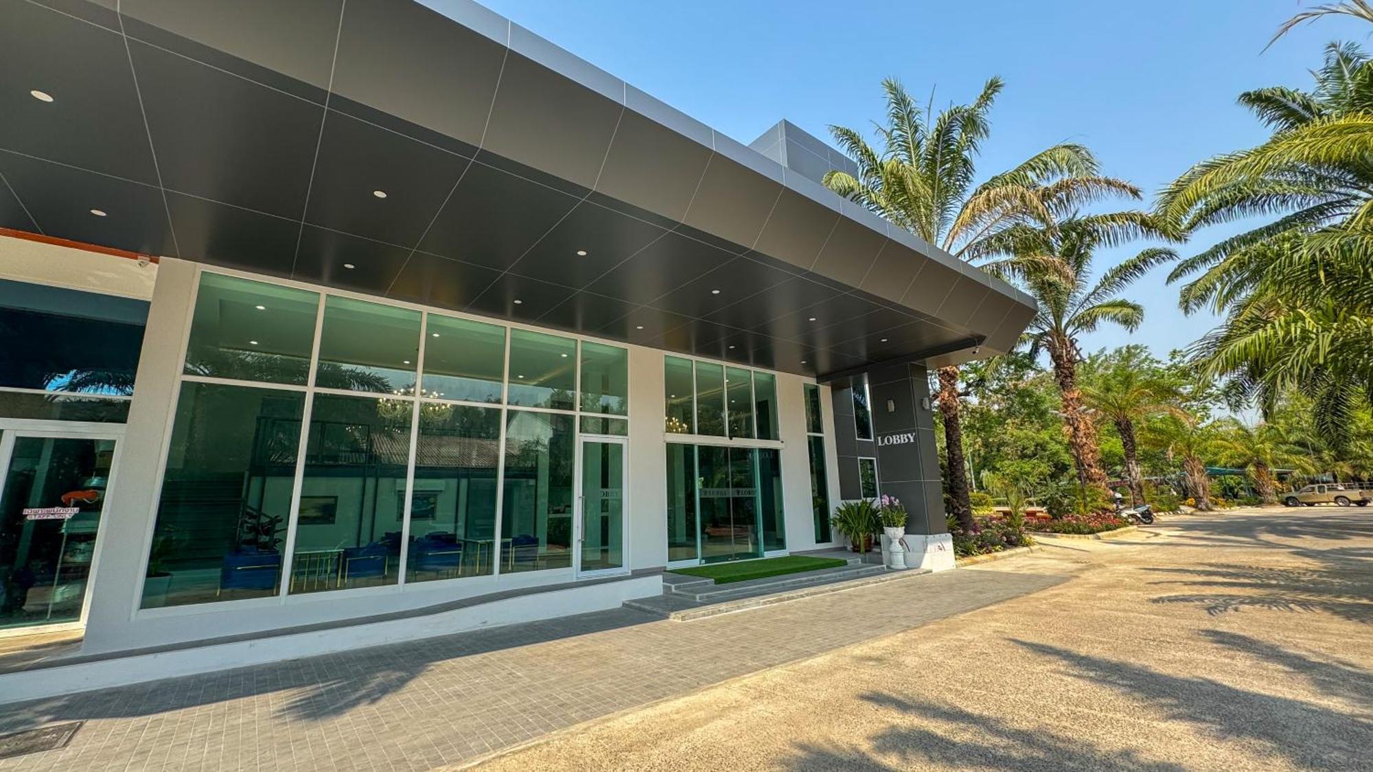 Baan Suan Khun Ta And Golf Resort Убонратчатхани Экстерьер фото