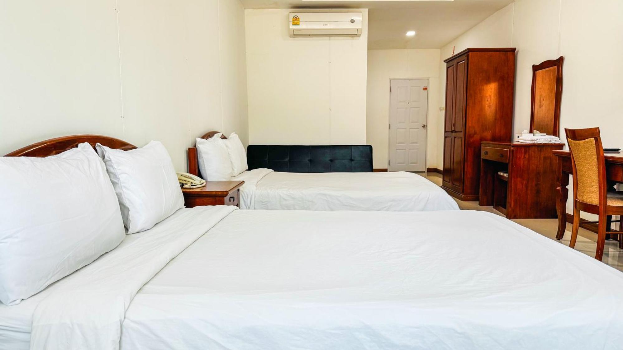 Baan Suan Khun Ta And Golf Resort Убонратчатхани Экстерьер фото